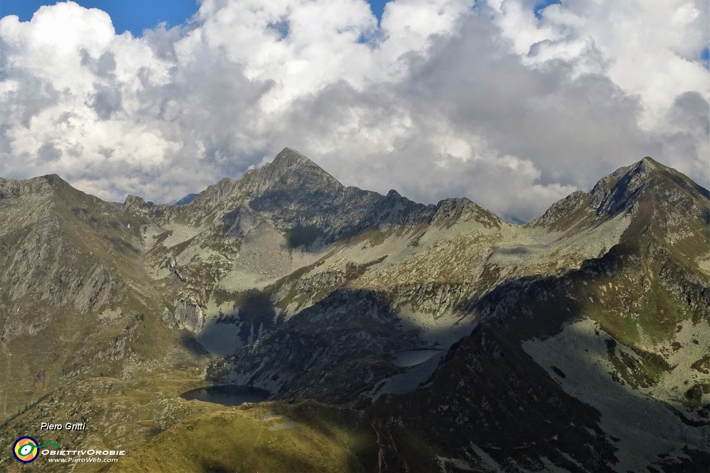 94 Zoom in (da dx) Valegino, Cadelle, Passo dei Lupi con Laghi di Porcile.JPG -                                